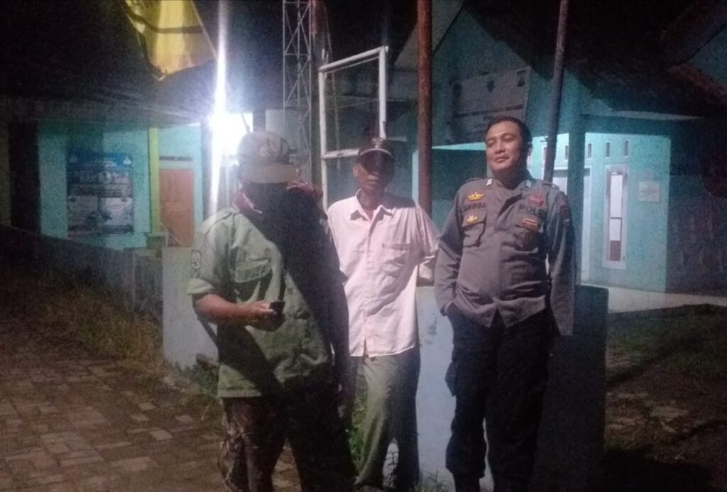 Polsek Bojong Gelar Patroli Malam untuk Mewujudkan Kamtibmas Aman dan Kondusif 6 WhatsApp Image 2023 11 08 at 13.50.05