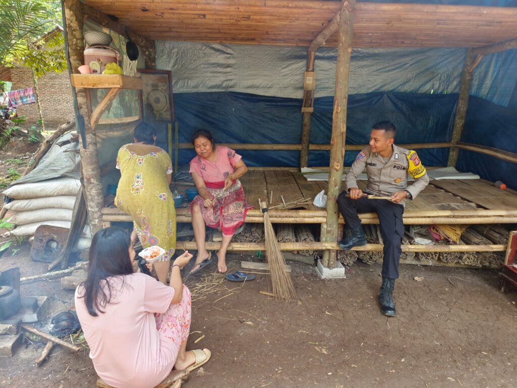 Polsek Banjar Gelar Giat Sambang Door to Door System (DDS) ke Warga Masyarakat 8 WhatsApp Image 2023 11 08 at 20.06.27