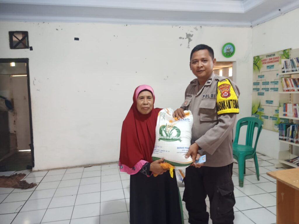 Bhabinkamtibmas Polsek Cadasari Pantau Penyaluran Bantuan Sosial Ketahanan Pangan 3 WhatsApp Image 2023 11 09 at 10.19.56