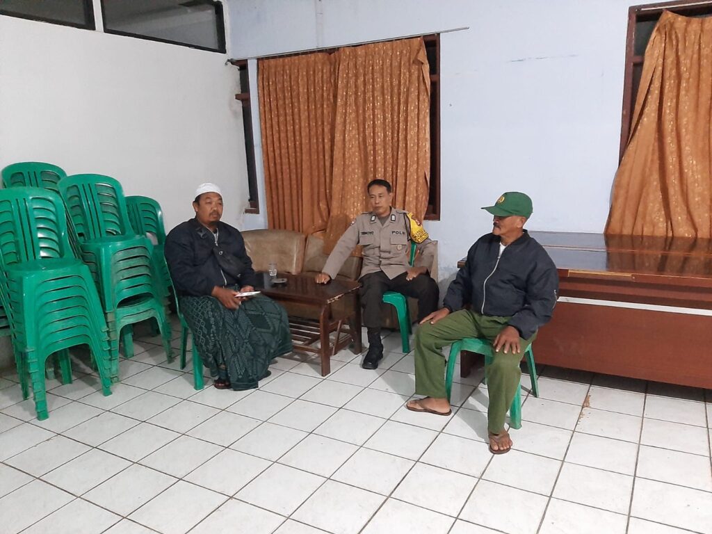 Bhabinkamtibmas Polsek Pandeglang Sambangi Linmas Desa Binaan 4 WhatsApp Image 2023 11 09 at 10.23.07