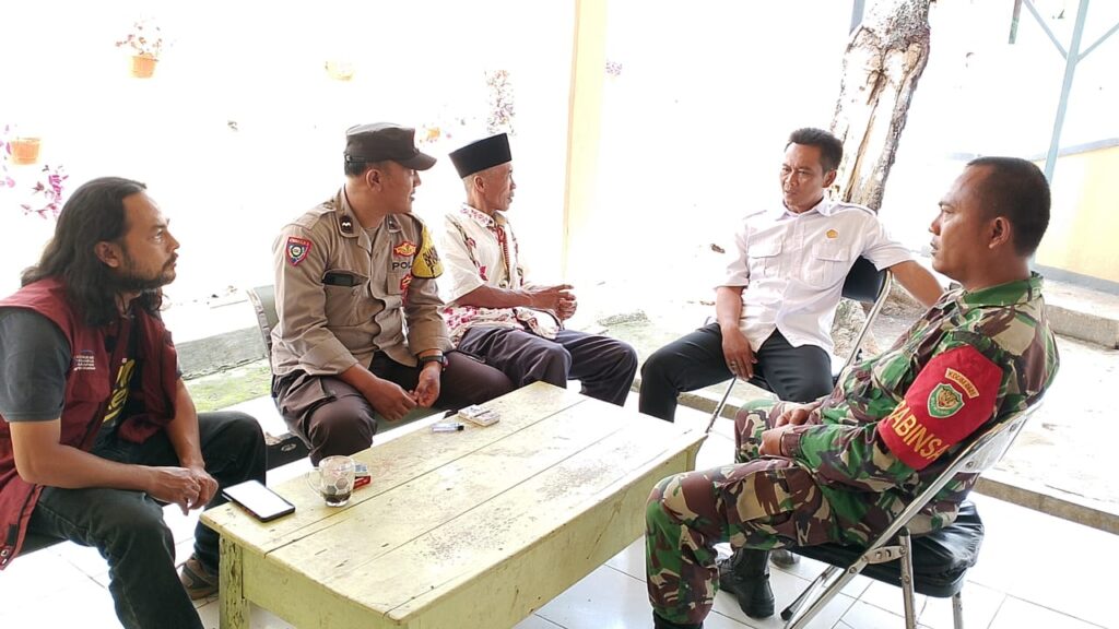 Bhabinkamtibmas Polsek Pandeglang Koordinasi dengan Staf Kelurahan dan Pendamping PKH 5 WhatsApp Image 2023 11 09 at 10.38.47