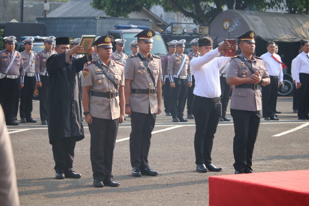 Polres Pandeglang Gelar Upacara Serah Terima Jabatan Pejabat Utama 10 WhatsApp Image 2023 11 09 at 12.24.48