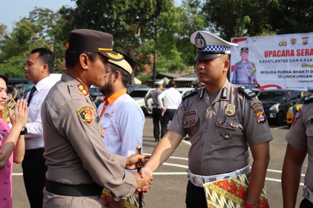 Kapolres Pandeglang Berikan Penghargaan kepada Personel dan Masyarakat Berprestasi 1 WhatsApp Image 2023 11 09 at 12.36.25