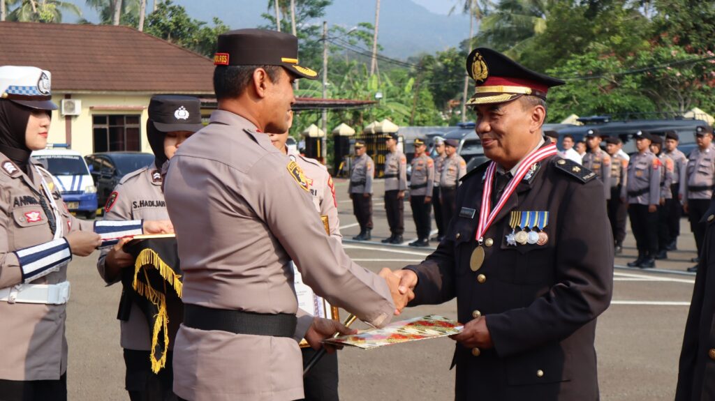 Wisuda Purna Bakti Polri Tahun 2023 di Polres Pandeglang: Kapolres Lepas 2 Anggota 2 WhatsApp Image 2023 11 09 at 12.47.53