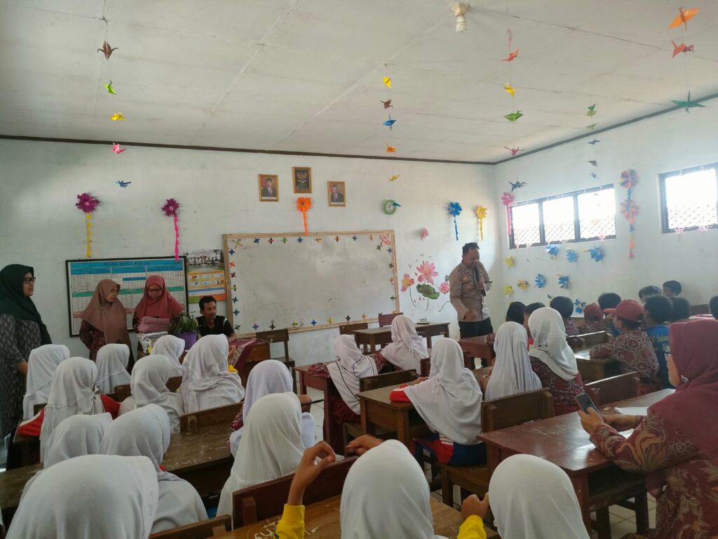 Polsek Pulosari Sosialisasikan Anti Bullying di SD Negeri 02 Sukasari 5 WhatsApp Image 2023 11 09 at 13.59.51