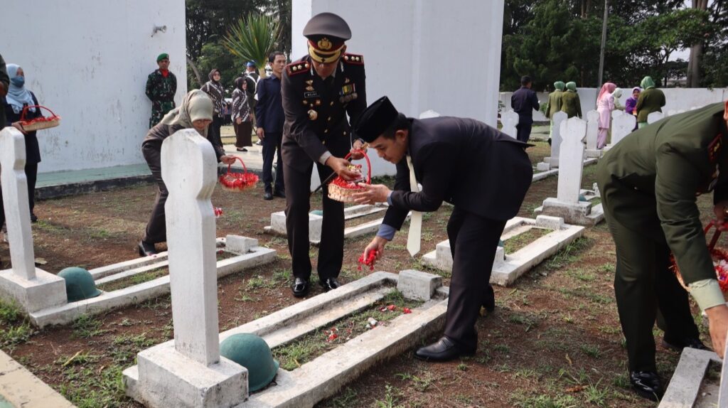 Polres Pandeglang Gelar Upacara Ziarah dan Tabur Bunga di Hari Pahlawan Nasional Ke-78 3 WhatsApp Image 2023 11 10 at 09.12.49