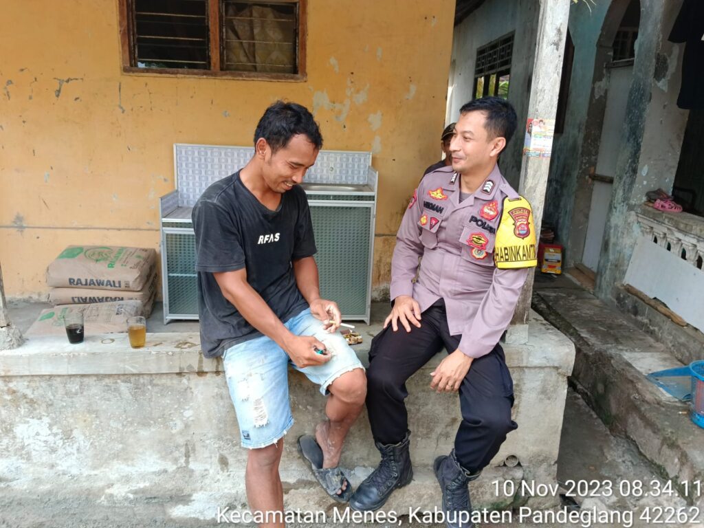Bhabinkamtibmas Polsek Menes Sambangi Warga Masyarakat Ajak Kerjasama dalam Menciptakan Keamanan dan Ketertiban 1 WhatsApp Image 2023 11 10 at 10.10.38