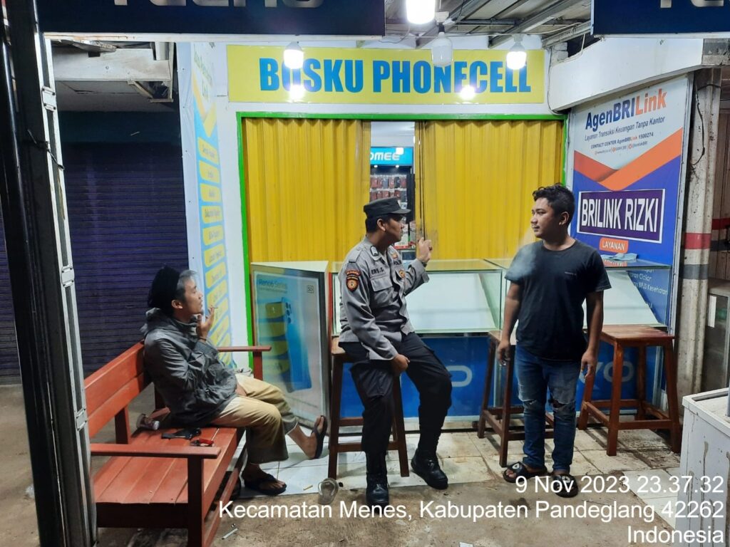 Polsek Menes Gencarkan Patroli Malam untuk Cegah Penyakit Masyarakat dan Tingkatkan Kedekatan dengan Warga 10 WhatsApp Image 2023 11 10 at 10.13.30