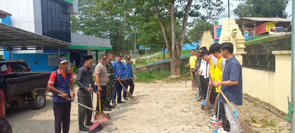 Muspika Picung dan Polsek Picung Gelar Jumat Bersih 6 WhatsApp Image 2023 11 10 at 14.38.06
