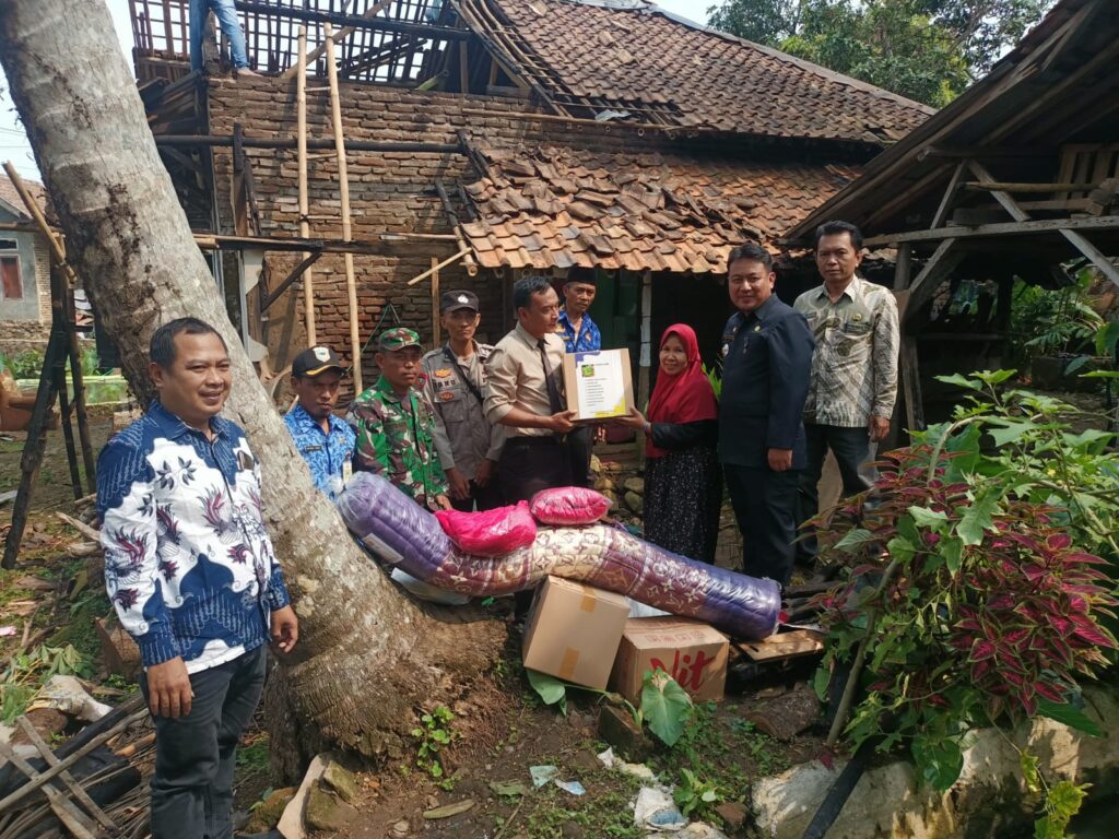 Polsek Pulosari Serahkan Bantuan Kepada Korban Kebakaran di Desa Karyawangi 8 WhatsApp Image 2023 11 10 at 14.54.48