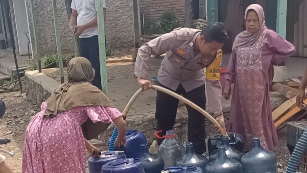 Bhabinkamtibmas Polsek Cibaliung Distribusikan Air Bersih 9 WhatsApp Image 2023 11 10 at 15.02.09