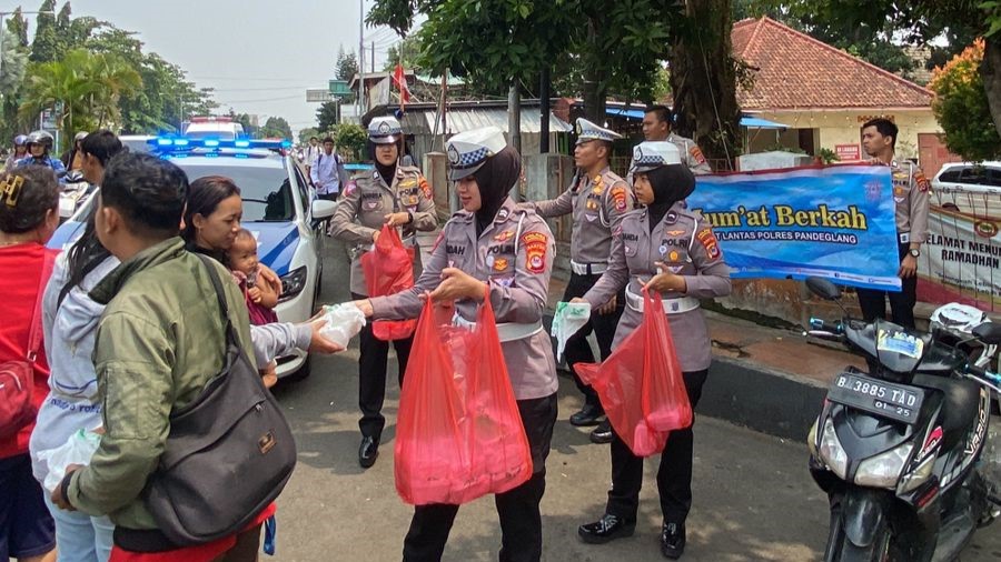 Satlantas Polres Pandeglang Gelar Jumat Berkah: Bagi Nasi Kotak dan Imbau Keselamatan Berlalu Lintas 10 WhatsApp Image 2023 11 10 at 15.06.23