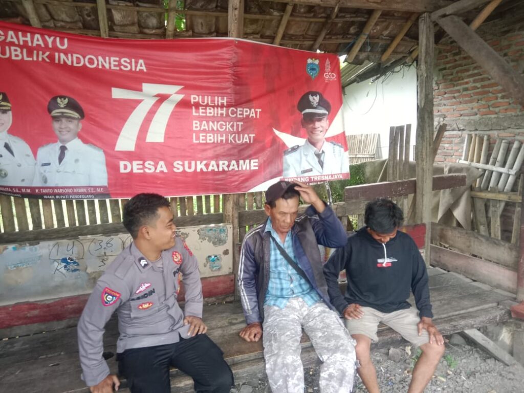 Polsek Carita Terus Jalin Kedekatan dengan Masyarakat Melalui Kegiatan Sambang Desa 7 WhatsApp Image 2023 11 10 at 18.01.30