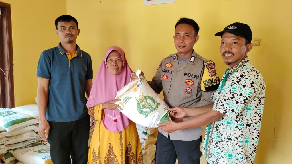 Bhabinkamtibmas Polsek Banjar Awasi Penyaluran Bantuan Pangan di Desa Kadubelang 4 WhatsApp Image 2023 11 10 at 19.24.42 1