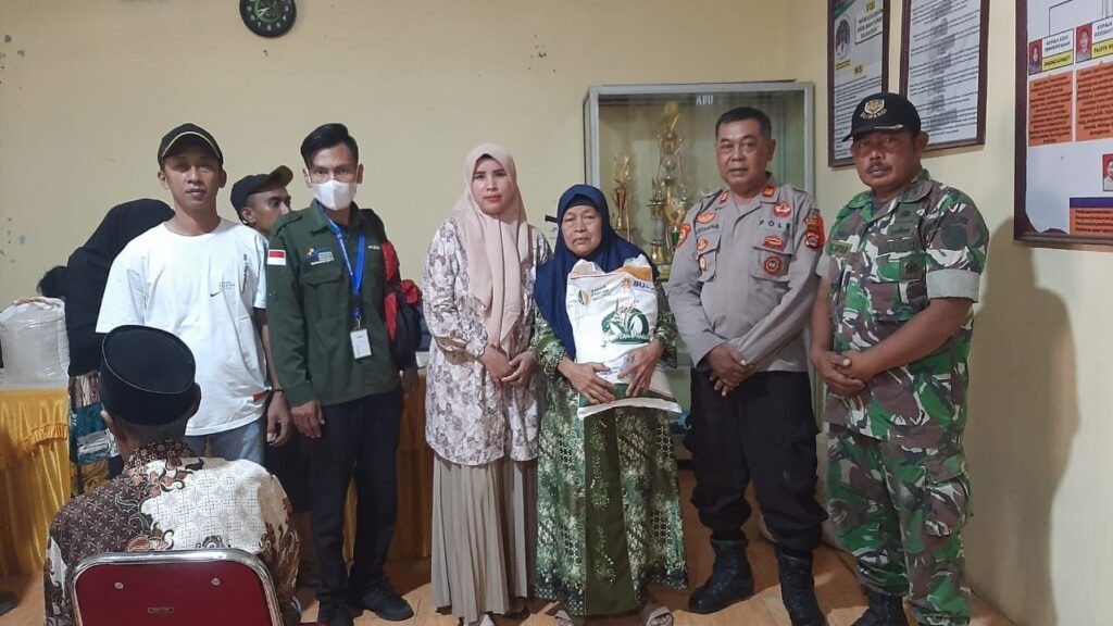 Polsek Bojong Monitor Penyaluran Bantuan Program Pangan Tahun 2023 untuk Meringankan Beban Warga Masyarakat 2 WhatsApp Image 2023 11 11 at 12.47.10