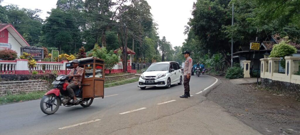 Polsek Saketi Giat Penjagaan dan Pengaturan Arus Lalu Lintas untuk Kondusifitas Kamtibcarlantas 1 WhatsApp Image 2023 11 11 at 14.01.53