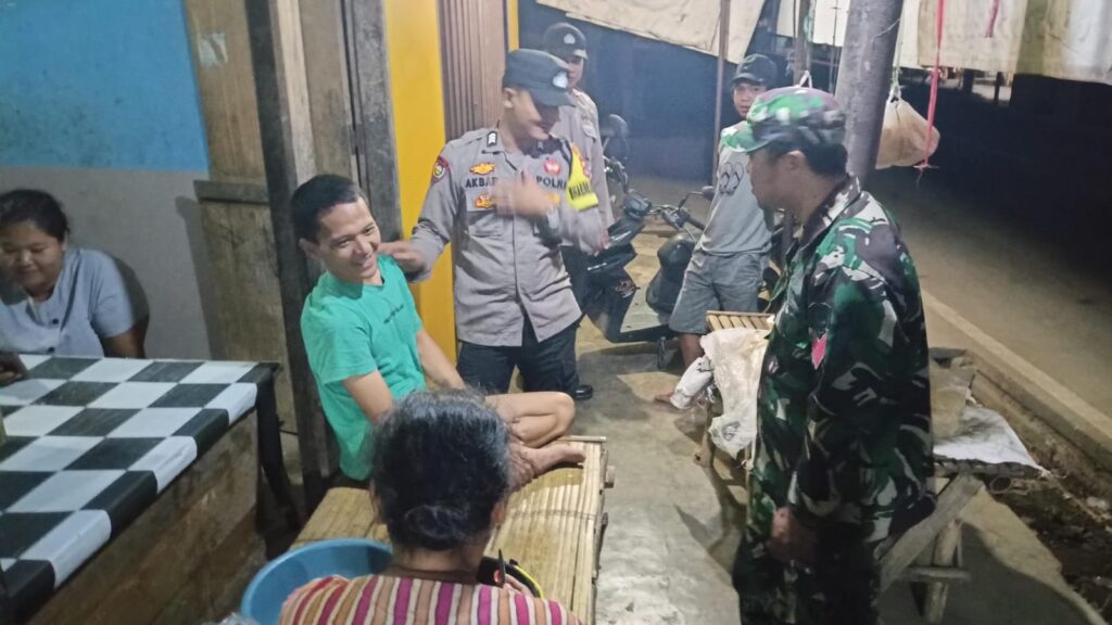 Polsek Bojong Gencar Lakukan Patroli Malam untuk Ciptakan Kamtibmas yang Aman dan Kondusif 5 WhatsApp Image 2023 11 12 at 08.35.02