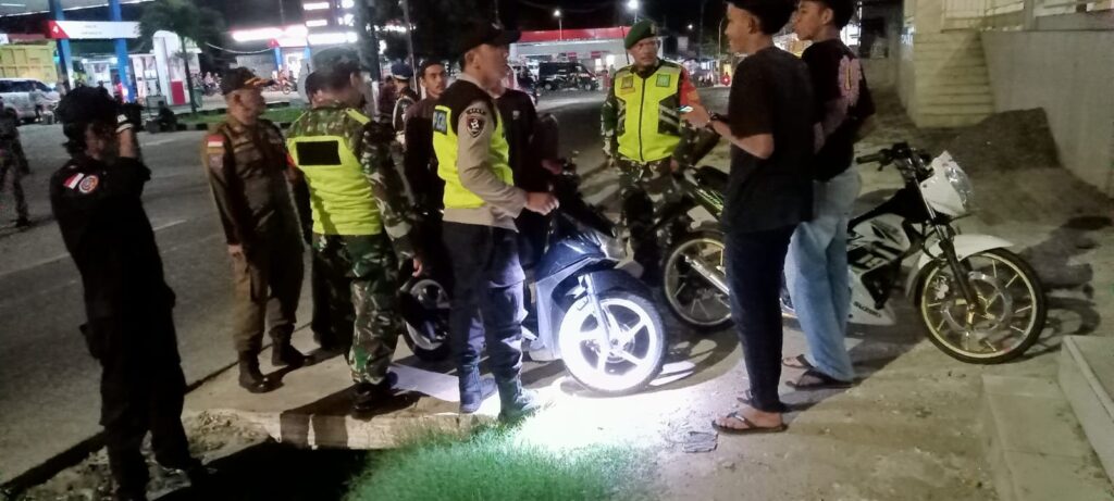Polsek Saketi Gelar Patroli Malam untuk Mempertahankan Kamtibmas 9 WhatsApp Image 2023 11 12 at 11.08.11