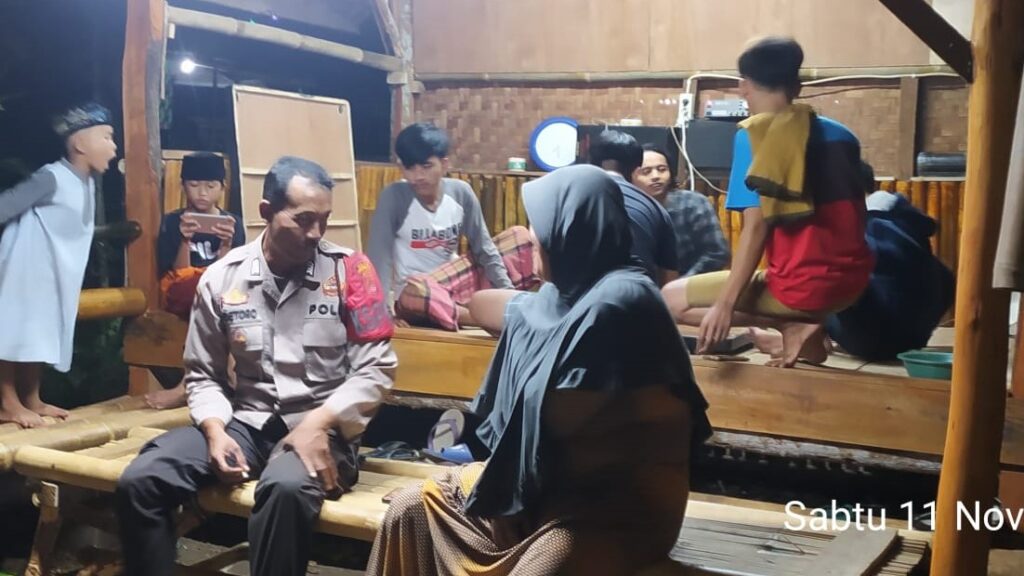 Polsek Banjar Tingkatkan Patroli Malam untuk Ciptakan Lingkungan Aman dan Nyaman 1 WhatsApp Image 2023 11 12 at 16.55.23