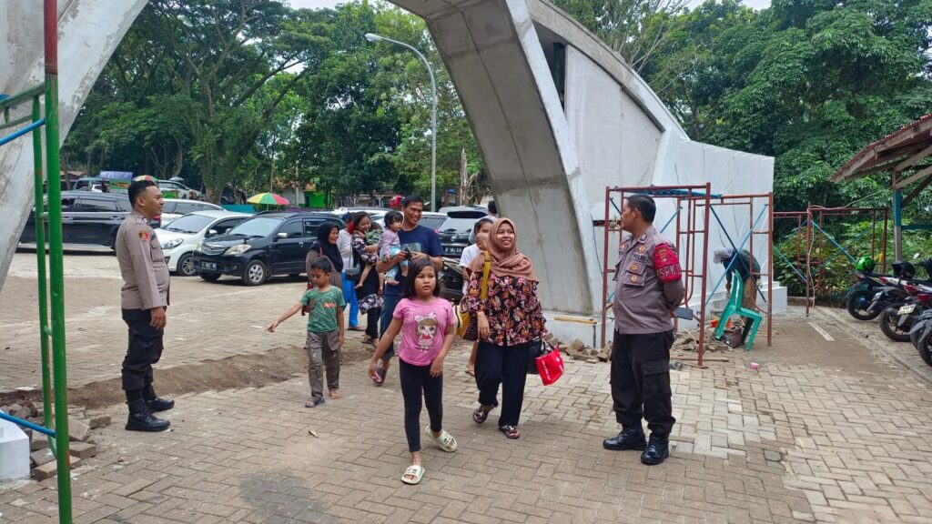 Polsek Banjar Pastikan Keamanan dan Kenyamanan Pengunjung Wisata Pemandian Air Panas 2 WhatsApp Image 2023 11 12 at 17.02.54