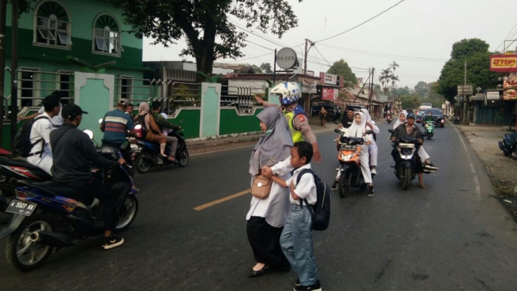 Polsek Menes Maksimalkan Pengaturan Lalu Lintas di Pagi Hari untuk Cegah Kecelakaan dan Kemacetan 2 WhatsApp Image 2023 11 13 at 07.15.15