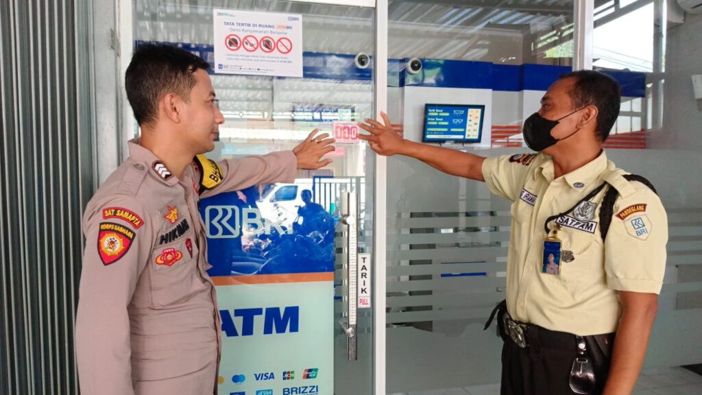 Bhabinkamtibmas Polsek Menes Sambangi Satpam Bank BRI Tempel Stiker 110 4 WhatsApp Image 2023 11 13 at 10.26.51