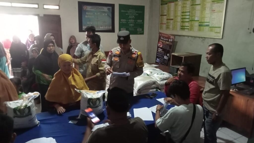 Polsek Cikedal Amankan Monitoring Penyaluran Bantuan Pangan Cadangan Beras Tahap II 7 WhatsApp Image 2023 11 14 at 16.29.57