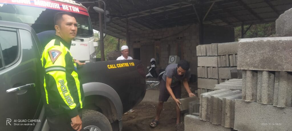 Personil Polsek Pandeglang Ambil Bahan Bangunan untuk Pembangunan Taman Lalulintas 8 WhatsApp Image 2023 11 14 at 16.55.38