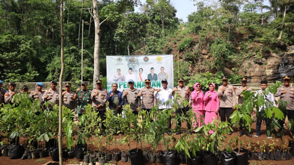 Polres Pandeglang Lakukan Penanaman Sepuluh Juta Pohon Serentak di Curug Goong 2 WhatsApp Image 2023 11 15 at 11.19.40