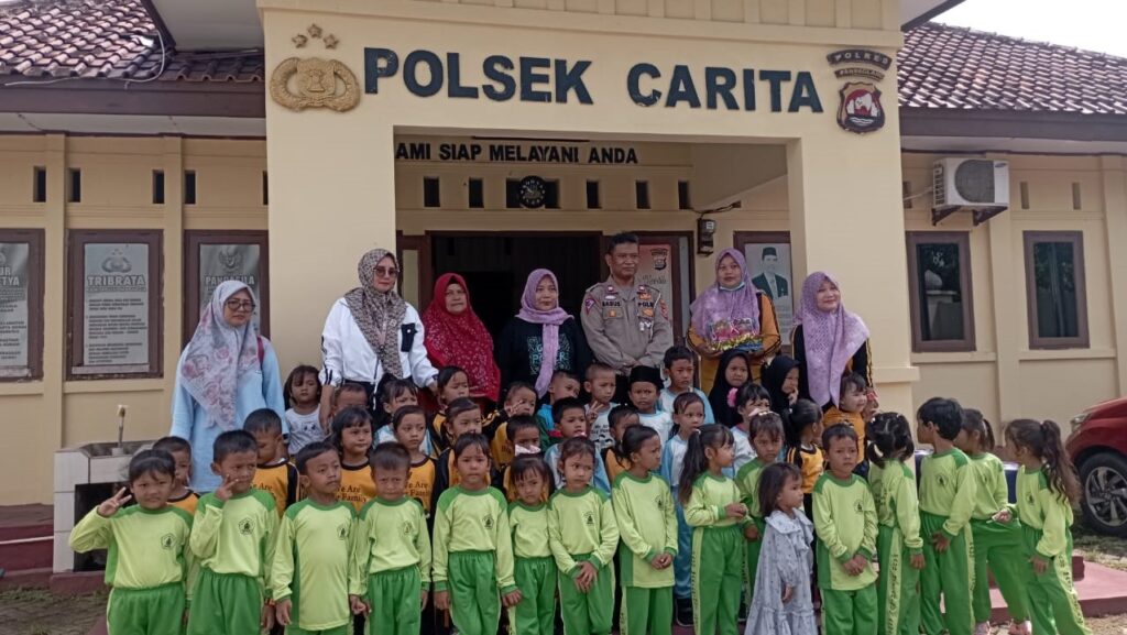 Polisi Sahabat Anak: Kanit Lantas Polsek Carita Ajarkan Aturan Berlalu Lintas kepada Murid TK 1 WhatsApp Image 2023 11 15 at 12.17.29