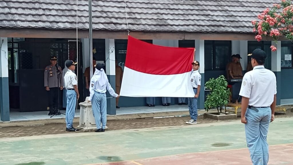 Satuan Binmas Polres Pandeglang Gencar Lakukan Kegiatan Pembinaan dan Penyuluhan di SMKN 11 Pandeglang 9 WhatsApp Image 2023 12 04 at 09.14.06