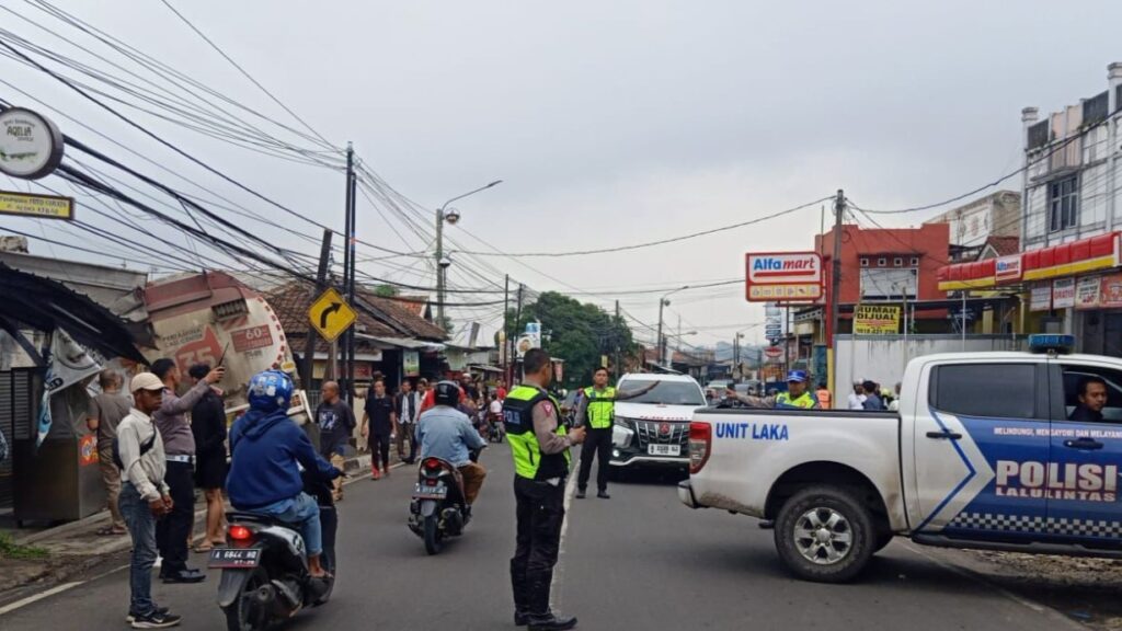 Satlantas Polres Pandeglang Bantu Evakuasi Laka Tunggal Truk Petamina 8 WhatsApp Image 2023 12 04 at 14.11.42