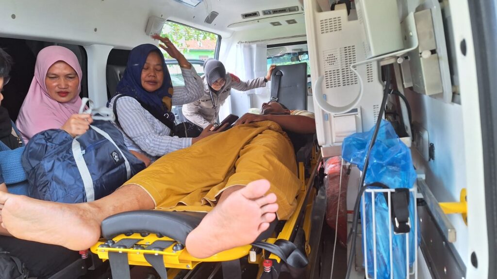 Bentuk Kepedulian Polres Pandeglang: Tim Kesehatan Siddokkes Bantu Warga Sakit di Kp. Kadulawang 7 WhatsApp Image 2023 12 04 at 18.15.02