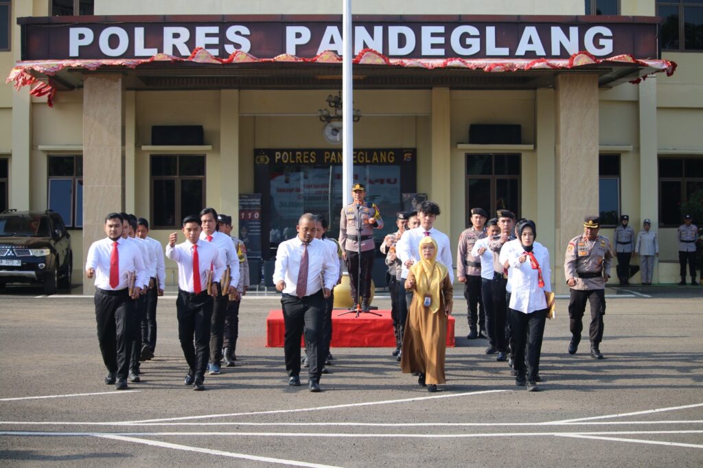 Polres Pandeglang Gelar Upacara Hari Kesadaran Nasional dan Berikan Penghargaan kepada Personel Berprestasi 9 WhatsApp Image 2023 12 18 at 08.18.28