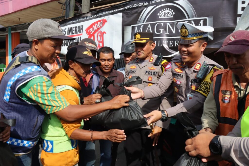 Kapolres Pandeglang Bagikan Bantuan Sosial di Pasar Badak 7 WhatsApp Image 2023 12 19 at 15.28.58