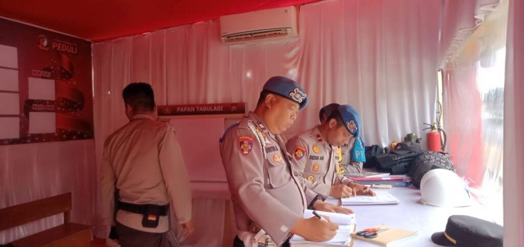 Propam Polres Pandeglang Perketat Pengecekan dan Pengawasan Personel di Pos Pengamanan Operasi Lilin 2023 5 WhatsApp Image 2023 12 22 at 11.12.57