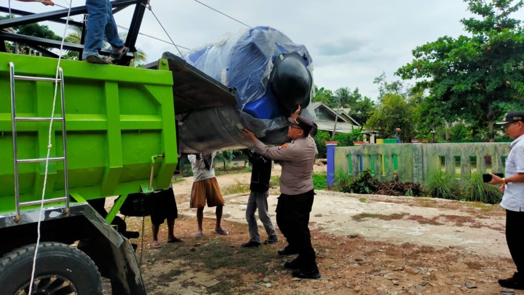 Polsek Panimbang Salurkan Bantuan Sumur Bor dan Pompa Air dari Kapolda Banten untuk Masyarakat di Desa Teluk Lada 6 WhatsApp Image 2023 12 22 at 13.47.48