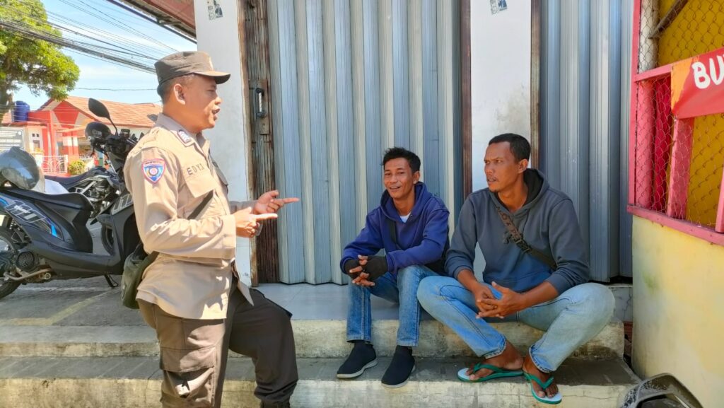 Bhabinkamtibmas Polsek Pandeglang Gelar Sambang ke Warga Kp. Maja Timur 8 WhatsApp Image 2023 12 22 at 15.51.19