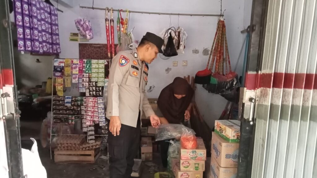 Bhabinkamtibmas Polsek Cikedal Gencar Lakukan Sambang dan Silaturahmi Serta Cek Harga Sembako Menjelang Tahun Baru 7 WhatsApp Image 2023 12 22 at 15.55.41