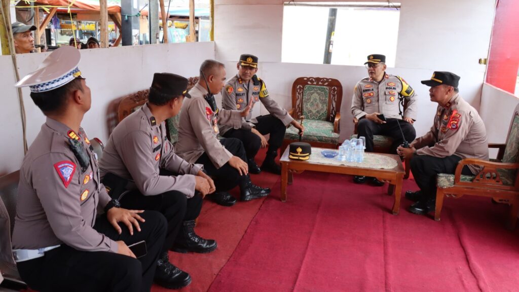 Kapolres Pandeglang Pastikan Kesiapan Pos Pengamanan dan Pos Terpadu Operasi Lilin Maung 2023 3 WhatsApp Image 2023 12 22 at 18.34.19