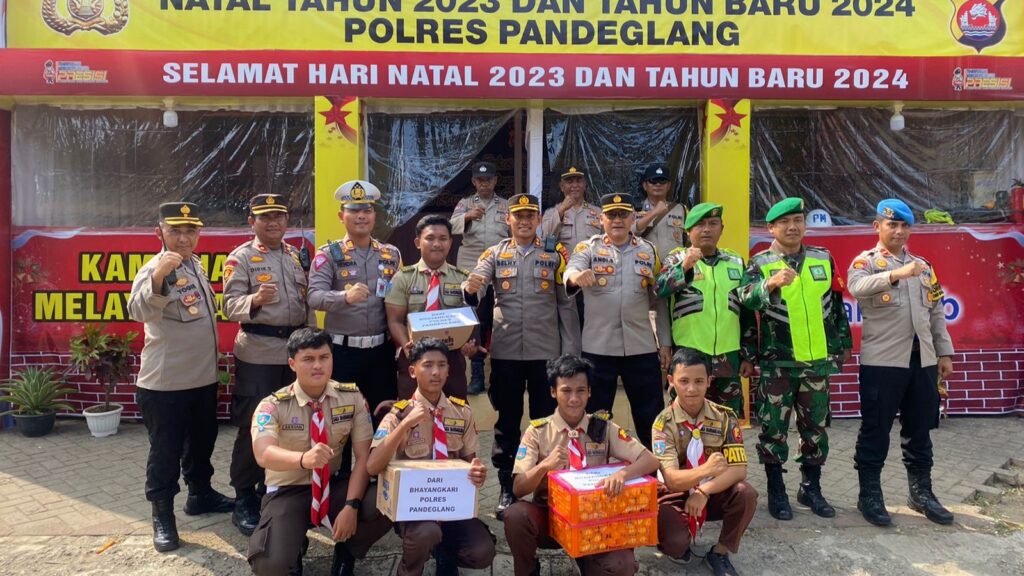Kapolres Pandeglang Beri Bingkisan Kepada Personil di Pos Pengamanan Operasi Lilin Maung 2023 2 WhatsApp Image 2023 12 22 at 18.43.18