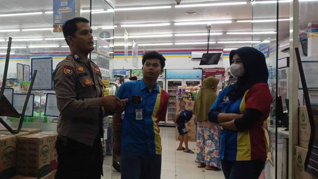 Bhabinkamtibmas Polsek Bojong, Wujudkan Sambang Dialogis dalam Operasi Lilin Maung 2023 8 WhatsApp Image 2023 12 23 at 05.18.18