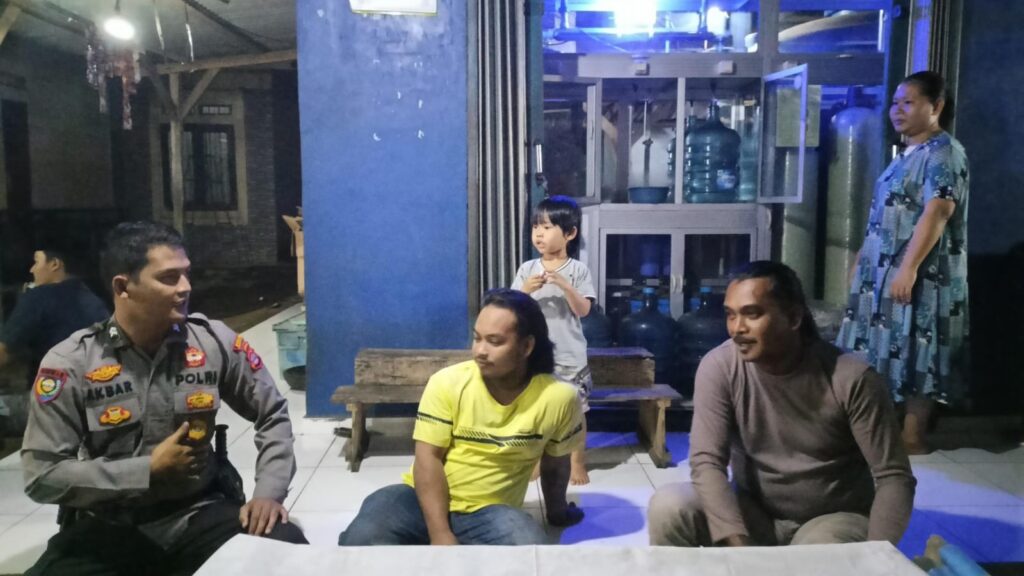 Door to Door System (DDS): Bhabinkamtibmas Polsek Bojong Tebar Pesona Peduli Kamtibmas di Lingkungan 7 WhatsApp Image 2023 12 23 at 05.18.19
