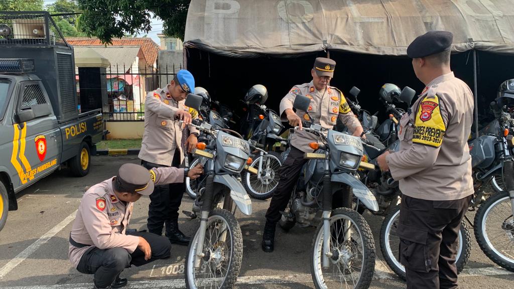 Pengecekan Kendaraan Operasional Polres Pandeglang Dalam Operasi Lilin 2023 6 WhatsApp Image 2023 12 23 at 09.18.00