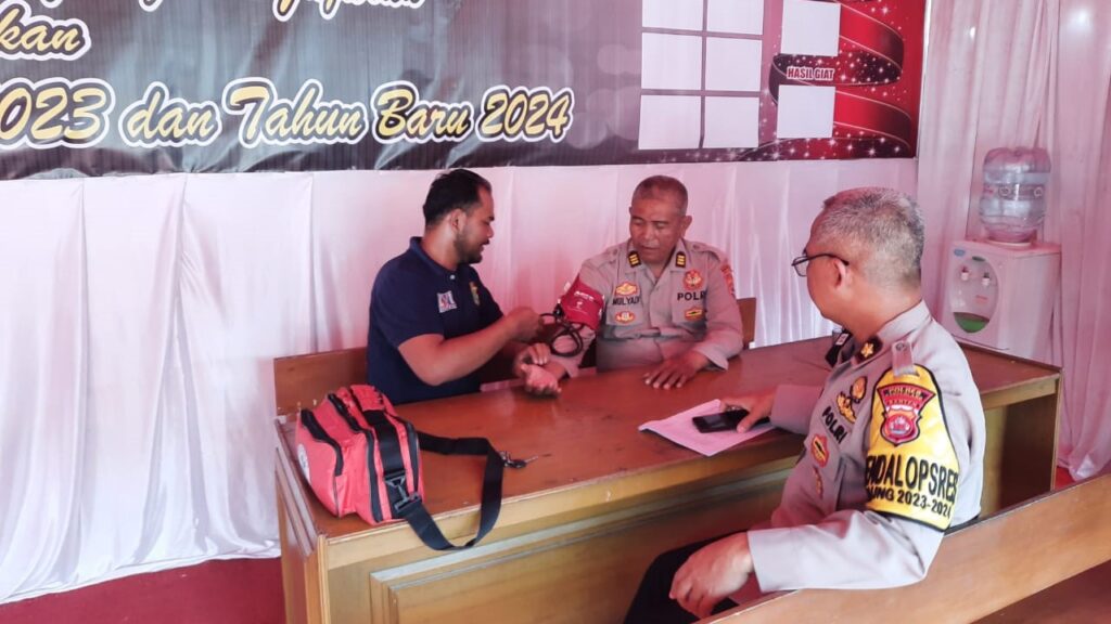 Sidokkes Polres Pandeglang Periksa Kesehatan Personil di Pos Pengamanan Operasi Lilin Maung 2023 4 WhatsApp Image 2023 12 23 at 10.02.10