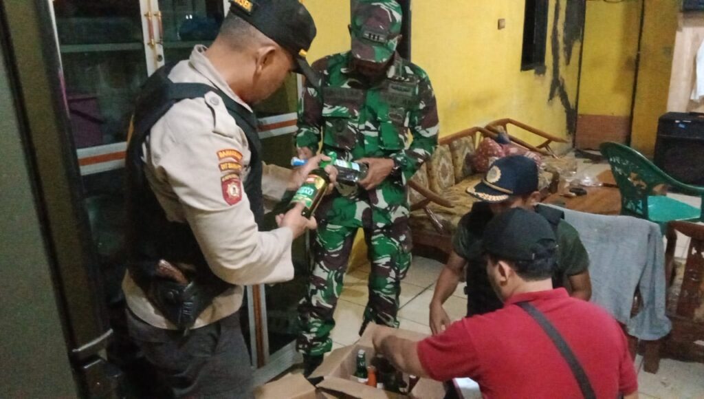Operasi Lilin Maung 2023 : Polsek Carita Berhasil Amankan Puluhan Botol Miras di Malam Natal 3 WhatsApp Image 2023 12 25 at 04.28.04