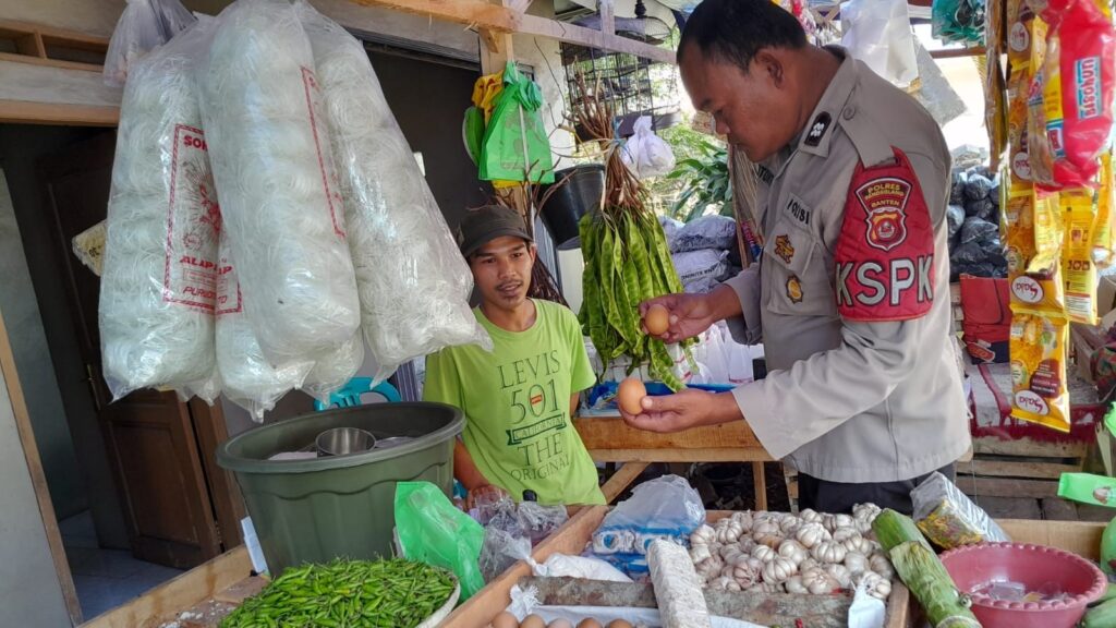 Polsek Menes Turun Tangan Pantau Harga dan Stok Bahan Kebutuhan Pokok di Pasar Menes 9 WhatsApp Image 2023 12 25 at 07.18.39
