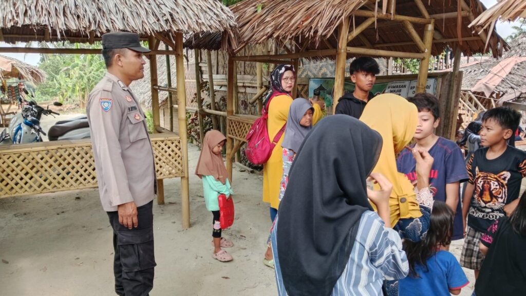 Bhabinkamtibmas Polsek Cikedal Himbau Pengunjung di Obyek Wisata Kolam Renang Ibu Ende 4 WhatsApp Image 2023 12 25 at 11.38.50