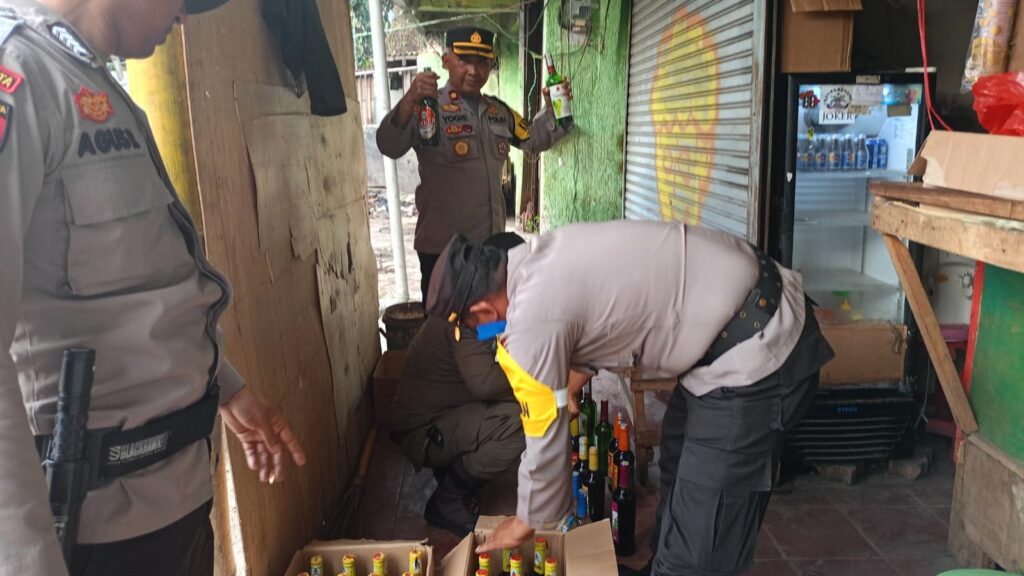 Polsek Pandeglang Berhasil Mengamankan Puluhan Botol Minuman Keras Tanpa Izin Jelang Tahun Baru 2024 2 WhatsApp Image 2023 12 26 at 08.45.23