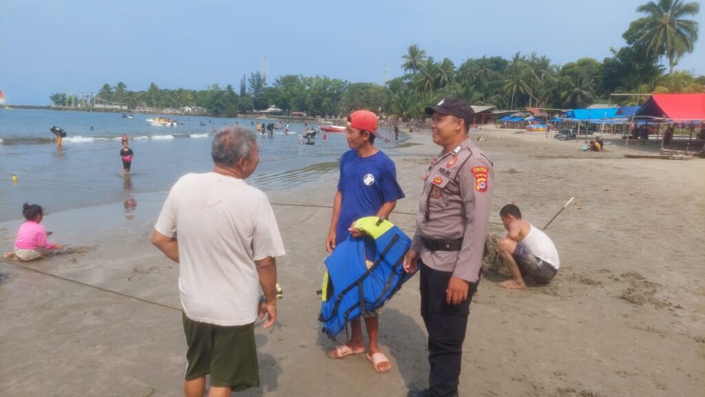 Personil Polsek Carita Himbau Pengunjung dan Pengelola Pantai agar Berhati-Hati Selama Liburan 10 WhatsApp Image 2023 12 26 at 08.49.07